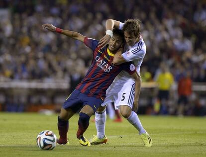 Neymar pelea un balón con Coentrão.