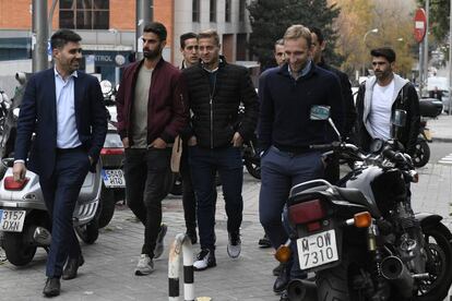 David Aganzo (i), presidente de la AFE, junto con varios jugadores del Reus el pasado martes.