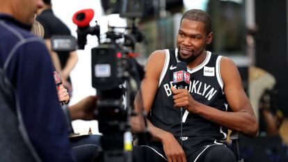 Kevin Durant, con la televisi&oacute;n de la NBA.