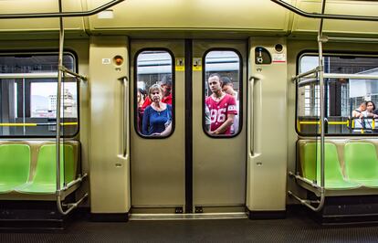 Personas esperan para subir a un vagón de metro en Medellín (Colombia), en 2019.