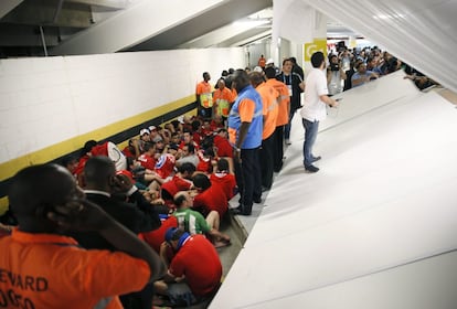 Antes da partida, um grupo de torcedores chilenos é preso após tentar invadir o estádio do Maracanã para ver a disputa contra a Espanha.