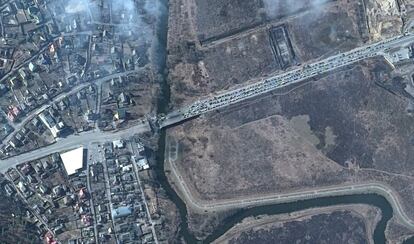 Cola de automóviles en el puente del río Irpin, cerca de Kiev, el lunes. Pese a que los bombardeos no cesan, Moscú sigue sin lograr avances militares rápidos en los alrededores de la capital.