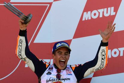 Marc Márquez celebra su tercera posición en la carrera y el campeonato del mundo.