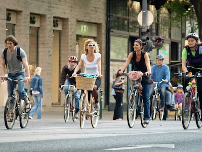 Ciclistas en su camino al trabajo.