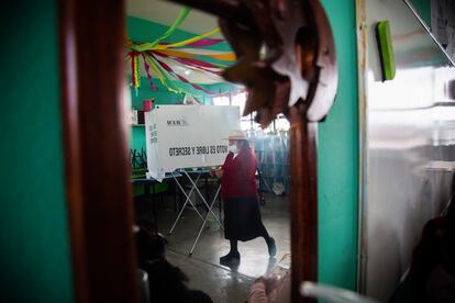 Una mujer emite su voto en una casilla del municipio de Temoaya, Estado de México.