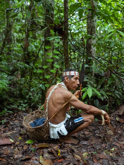 Abel Biná, an indigenous Matsé man, remembers being contacted by missionaries flying over his territory in a small plane in 1969, when he was still a child.