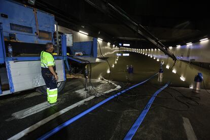 Los Bomberos de Madrid están concentrados en bombear el agua que hay aún acumulada en los túneles de la M-30, sobre todo en el carril central exterior, llamado XC, y en el cambio de sentido que tiene el nudo de Marqués de Vadillo (RR).
