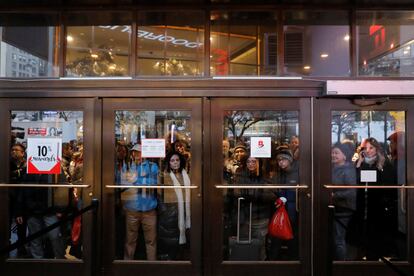 Clientes esperan a que abran la tienda Macy's de Nueva York (EE UU).