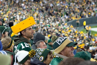 Un seguidor de los Green Bay Packers ataviado con un sombrero de queso 'cheddar', en el estadio de esta ciudad de Wisconsin (Estados Unidos).