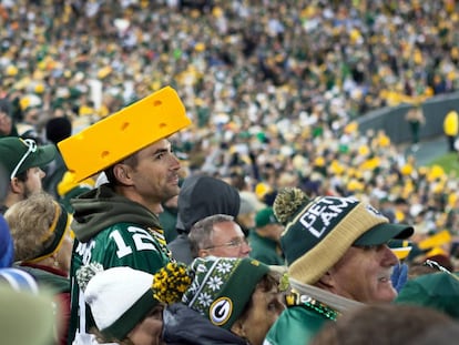 Un seguidor de los Green Bay Packers ataviado con un sombrero de queso 'cheddar', en el estadio de esta ciudad de Wisconsin (Estados Unidos).