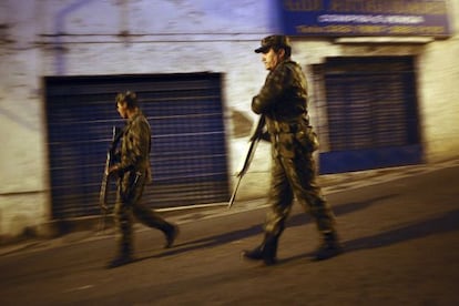 El Ej&eacute;rcito brasile&ntilde;o patrulla Salvador de Bah&iacute;a.