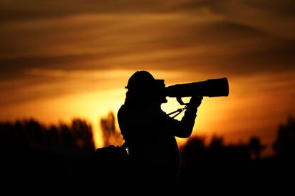 Un fotógrafo trabaja al amanecer antes de una sesión de golf de de la 42ª Ryder Cup en Le Golf National Course, en Saint-Quentin, Yvelines, al suroeste de París.