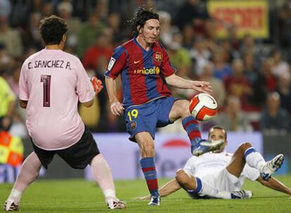 Messi levanta el balón ante la salida de César