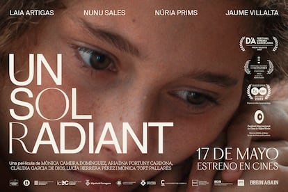 Cartel promocional de 'Un sol radiant', una película de Mònica Cambra Domínguez, Ariadna Fortuny Cardona, Clàudia Garcia de Dios, Lucía Herrera Pérez y Mònica Tort Pallarès.