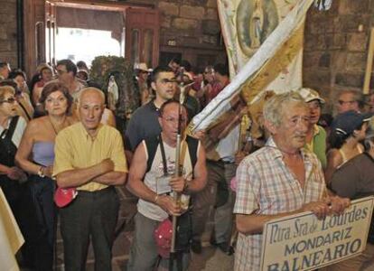 Devotos de la comarca se agolpan en el santuario de A Franqueira