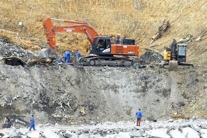 Vista general de la zona donde trabajan en las labores de búsqueda de los dos trabajadores sepultados bajo los escombros del vertedero de Zaldibar (Vizcaya).