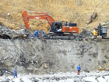 Vista general de la zona donde trabajan en las labores de búsqueda de los dos trabajadores sepultados bajo los escombros del vertedero de Zaldibar (Vizcaya).