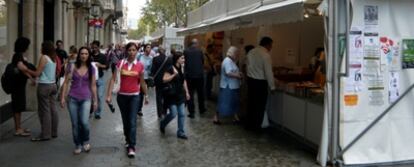 La feria del Libro Antiguo y de Ocasión en el paseo de Gràcia.