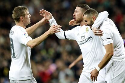Kroos, Ramos y Benzema festejan el 1-0.