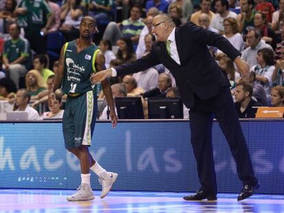 Repesa da instrucciones a Calloway durante un partido.