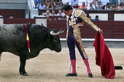 Manuel Jesús "El Cid" hace un desplante al tercero de los seis toros, de la ganadería de Victorino Martín, que lidió en la penúltima corrida de abono de la Feria de San Isidro.