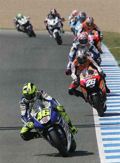 Valentino Rossi, por delante de Dani Pedrosa en un momento de la carrera de MotoGP.