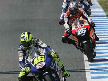 Valentino Rossi, por delante de Dani Pedrosa en un momento de la carrera de MotoGP.