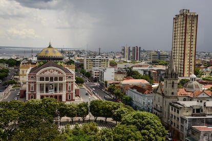 Ópera de Manaos (Brasil). ¿Un aria de Verdi en el corazón de la selva? Pues sí. Manaos es la ciudad más grande del Amazonas, un incongruente reducto de urbanización en medio de la jungla. Su famoso teatro de la ópera se inauguró en 1986, en pleno auge del caucho en la región, y simboliza la opulencia que en su día tuvo esta urbe brasileña. Los artesanos y la mayor parte de los materiales utilizados (mármol y vidrio italianos y hierro escocés) llegaron de Europa; la madera es brasileña, pero se talló en Portugal. La carretera de la entrada se hizo de goma para silenciar los vehículos que llegaran tarde a la función. El Festival de la Ópera del Amazonas dura tres semanas entre abril y mayo y lleva el 'bel canto' a las profundidades de la Amazonia. 