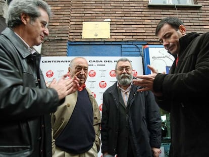 Tomás Gómez (a la derecha), junto a Nicolás Redondo (segundo por la izquierda) y Cándido Méndez celebran el centenario de la primera Casa del Pueblo de Madrid.