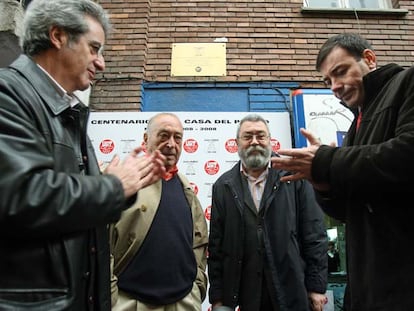 Tomás Gómez (a la derecha), junto a Nicolás Redondo (segundo por la izquierda) y Cándido Méndez celebran el centenario de la primera Casa del Pueblo de Madrid.