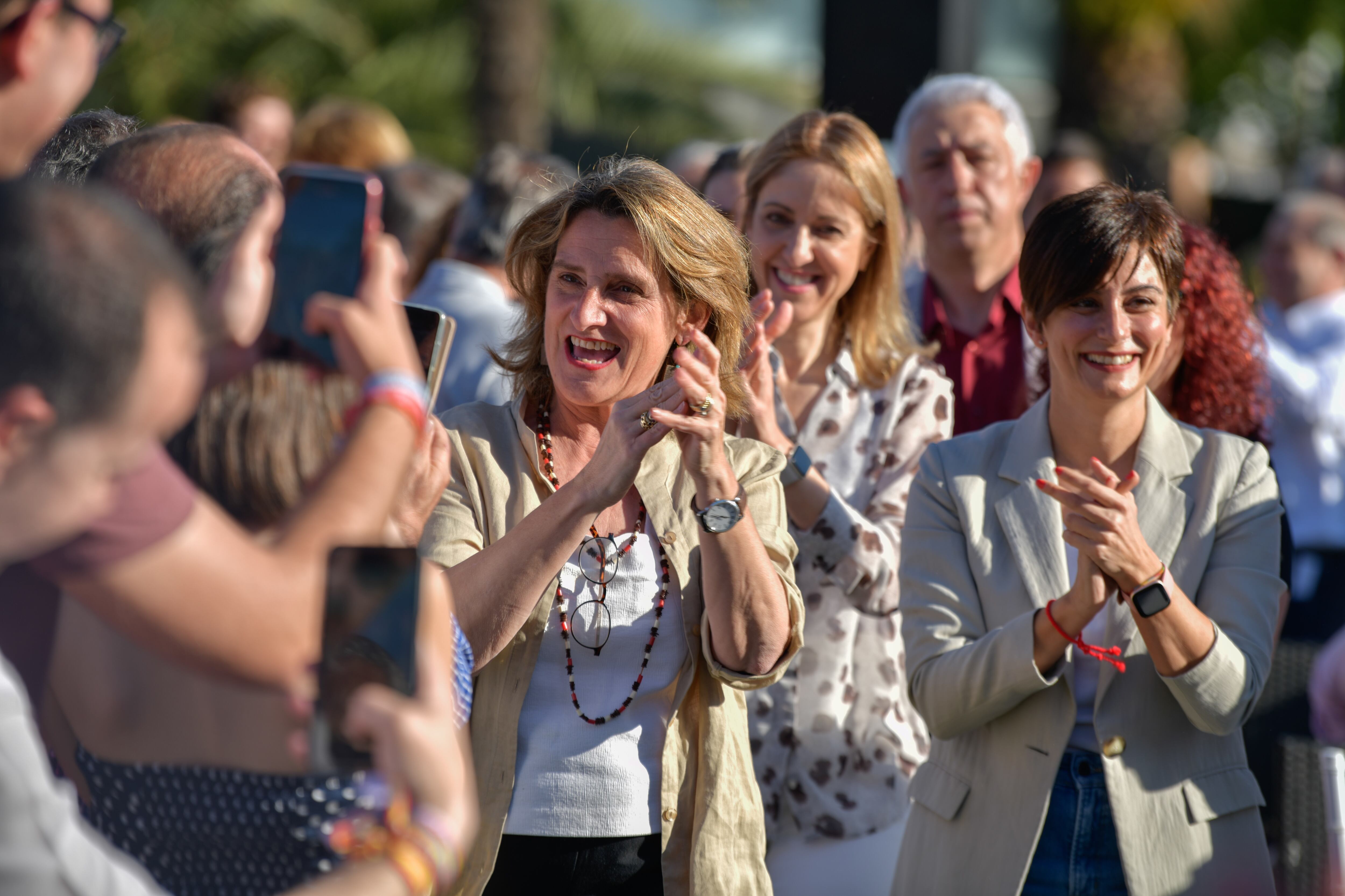 La candidata del PSOE para las elecciones europeas, Teresa Ribera (a la izquierda), y la ministra de Vivienda y Agenda Urbana, Isabel Rodríguez (a la derecha), en Ciudad Real, el 24 de mayo.