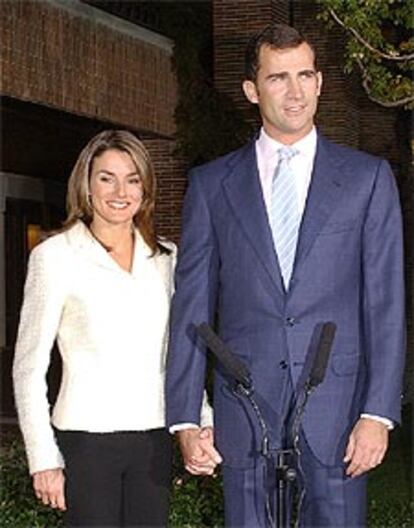 El príncipe Felipe y Letizia Ortiz, ayer en su primera comparecencia pública, en los jardines del recinto de la Zarzuela.