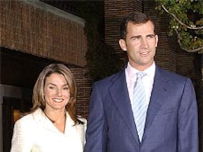 El príncipe Felipe y Letizia Ortiz, ayer en su primera comparecencia pública, en los jardines del recinto de la Zarzuela.