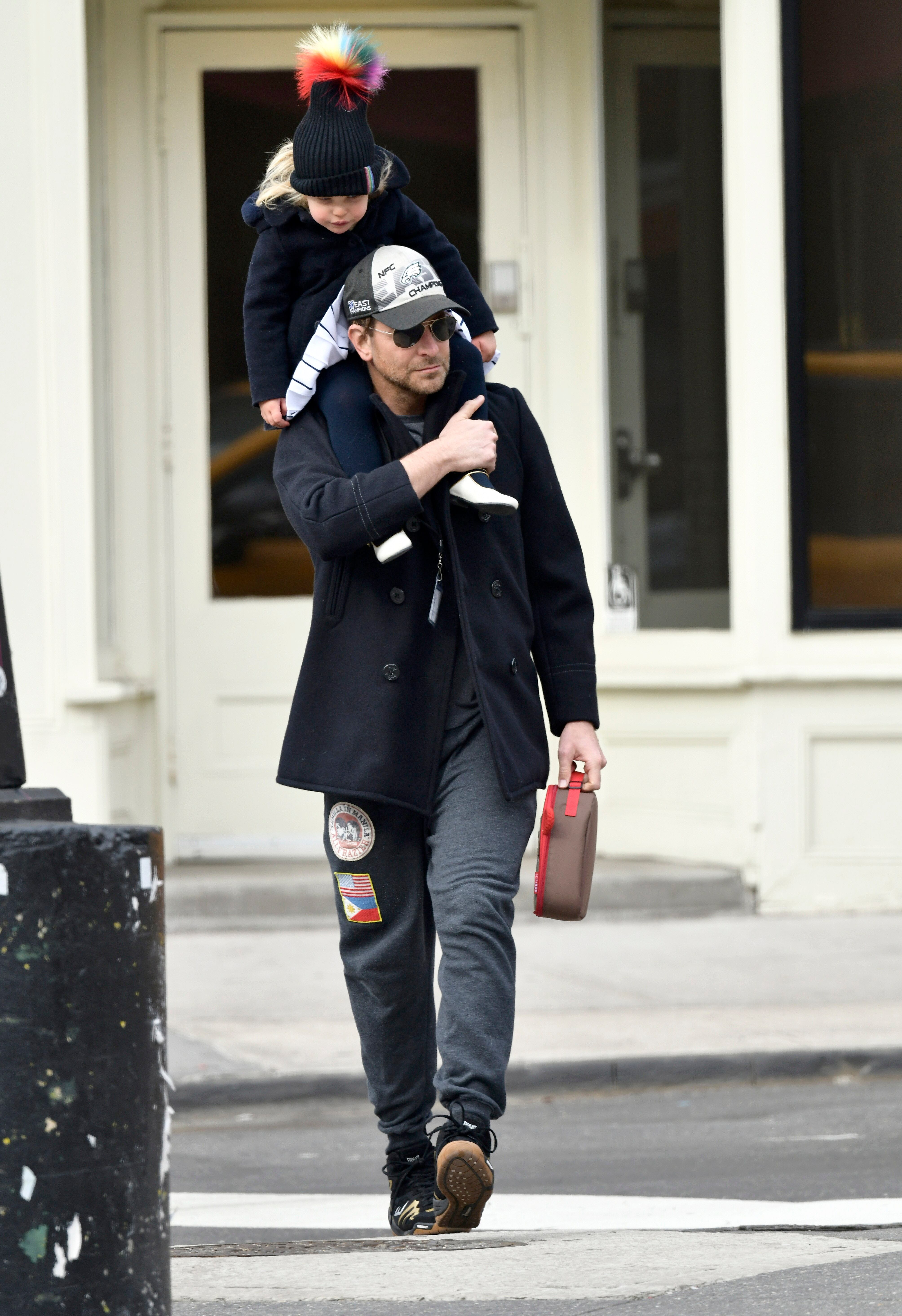 Bradley Cooper y su hija Lea de Seine, en Nueva York.