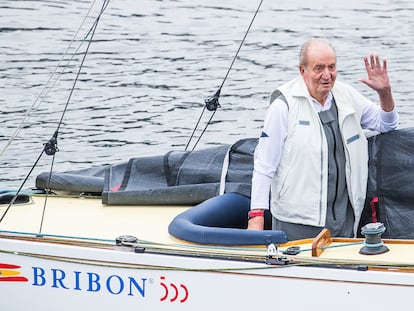 El rey emérito Juan Carlos I sale en el 'Bribón 500' del puerto deportivo de Sanxenxo (Pontevedra), el sábado.