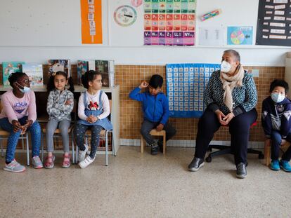 Alumnos de la escuela Auró de Terrassa (Barcelona), en el primer día sin mascarillas. La medida, este martes, no afecta a los profesores.