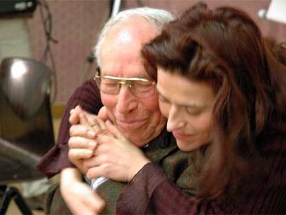 Zysman Wenig, con su nieta Milena.
