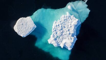 Um iceberg flutua em um lago perto da cidade de Tasiilaq (Groenlândia).