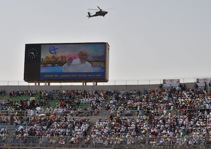 Un helicóptero de las fuerzas de seguridad sobrevuela el estadio donde el Papa reconfortó a los cristianos egipcios.