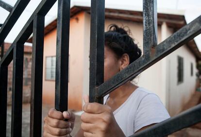 Una mujer en una casa de los Reasentamientos Urbanos Colectivos (RUCs), donde viven los afectados por Belo Monte.