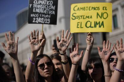 Concentración frente al Congreso, en Madrid, el 1 de marzo.