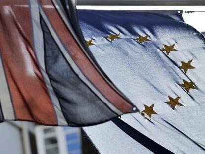 Banderas del Reino Unido y la UE en la Casa de Europa en Londres.