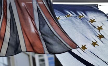 Banderas del Reino Unido y la UE en la Casa de Europa en Londres.