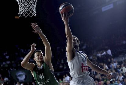 Llull lanza a canasta ante Zizic