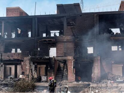 Un bombero trabaja en las labores de extinción del incendio con varias explosiones, originado en un edificio okupado del barrio de Es Viver de Ibiza.