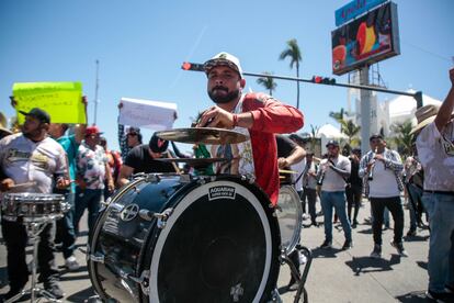 Músicos de Banda Sinaloense se manifiestan en respuesta a las declaraciones de hoteleros y empresarios que pretendían limitar sus horarios de trabajo en las playas mazatlecas, el 27 de marzo de 2024. 