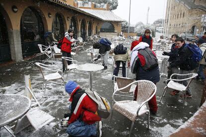 El temporal también ha llegado a Barcelona. Un grupo de escolares juegan esta mañana a lanzarse bolas junto al parque de atracciones del Tibidabo.