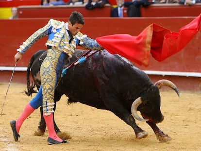 José María Manzanares, da un pase de pecho al sexto toro de la tarde, durante la 6ª corrida de la Feria de Fallas, en Valencia, en 2011.