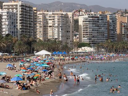 Bañistas de la Playa de La Malagueta, en Málaga.