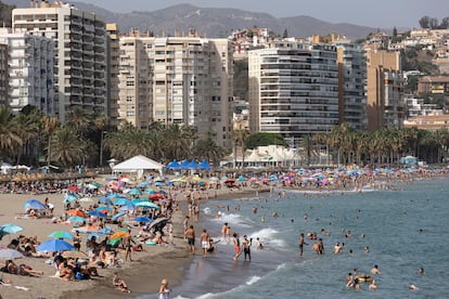 Bañistas de la Playa de La Malagueta, en Málaga.